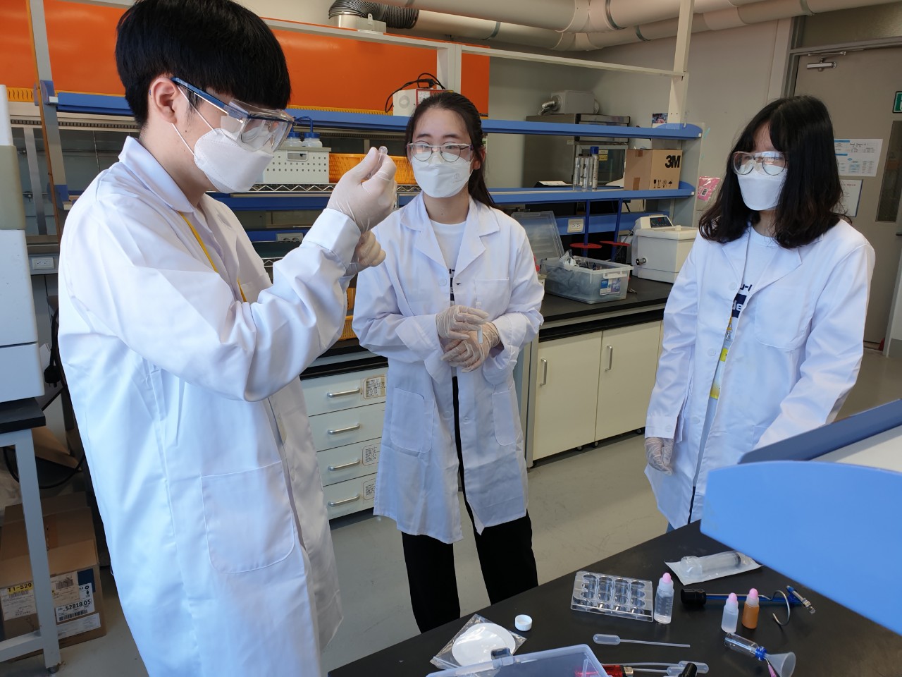 Students developed their interests in science and engineering and its related studies and careers through various expriments. | Photo: UNIST Leadership Center