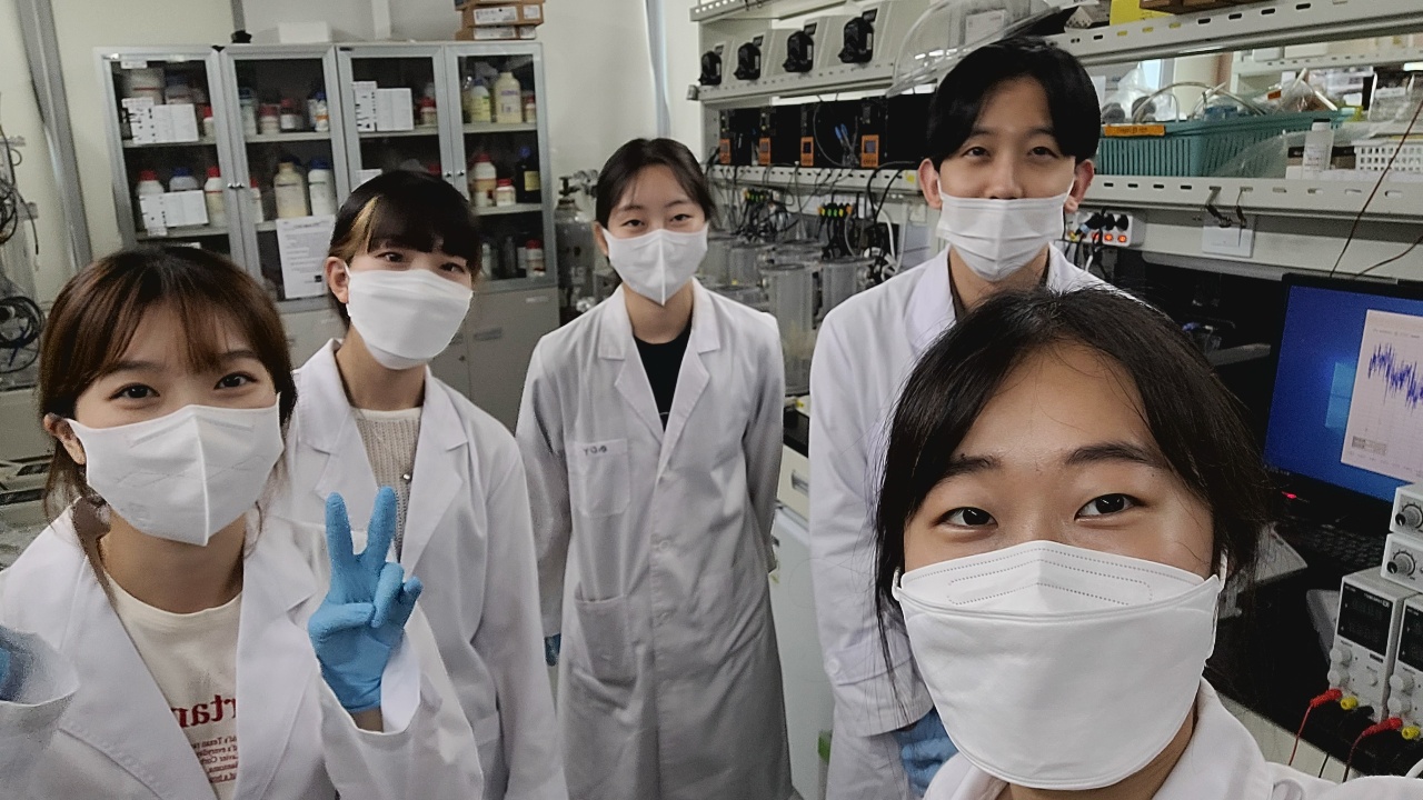 Yun Jeong Choi and her research team from the Dept. of Urban and Envir. Eng. have been working on the study of wastewater treatment and energy recovery, using technologies that combine three fields of biology, electricity, and chemistry.