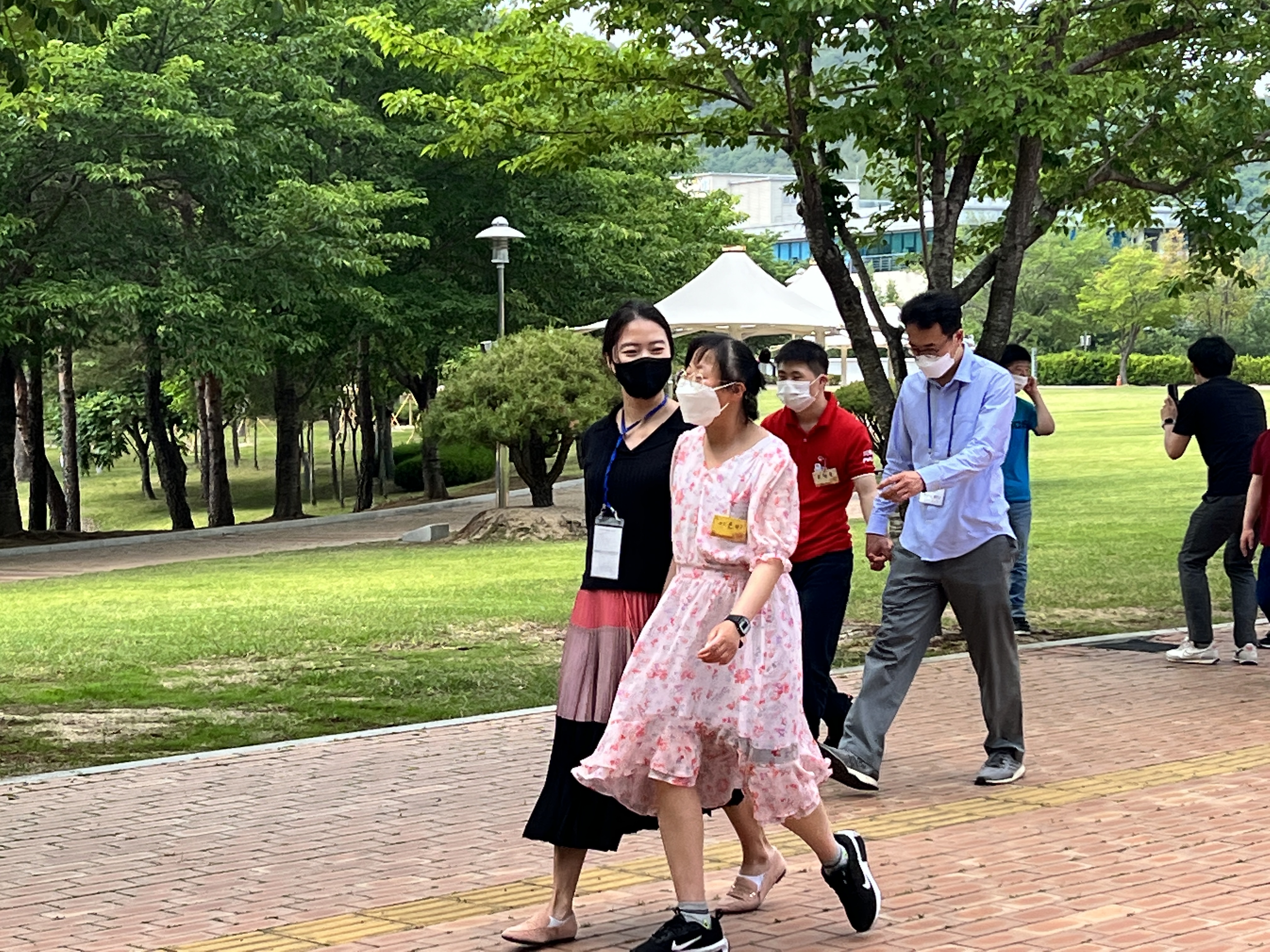 Professor Moon Kee Choi (Department of Materials Science and Engineering, UNIST) is taking a walk with a Hyejinwon student. 