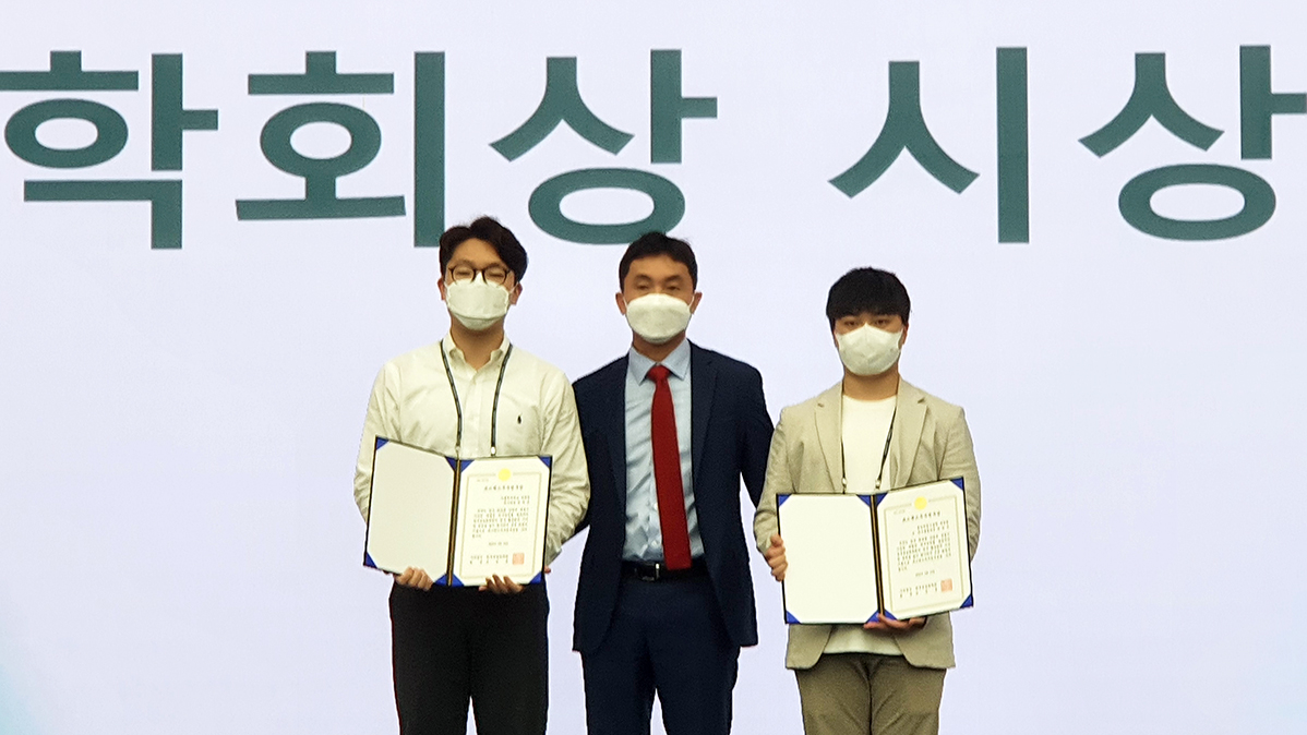 Park Jin-woo (rightmost) who won the spring conference of the Korea Industrial Chemical Society on Friday the 13th. | Photo courtesy of Park Jin-woo