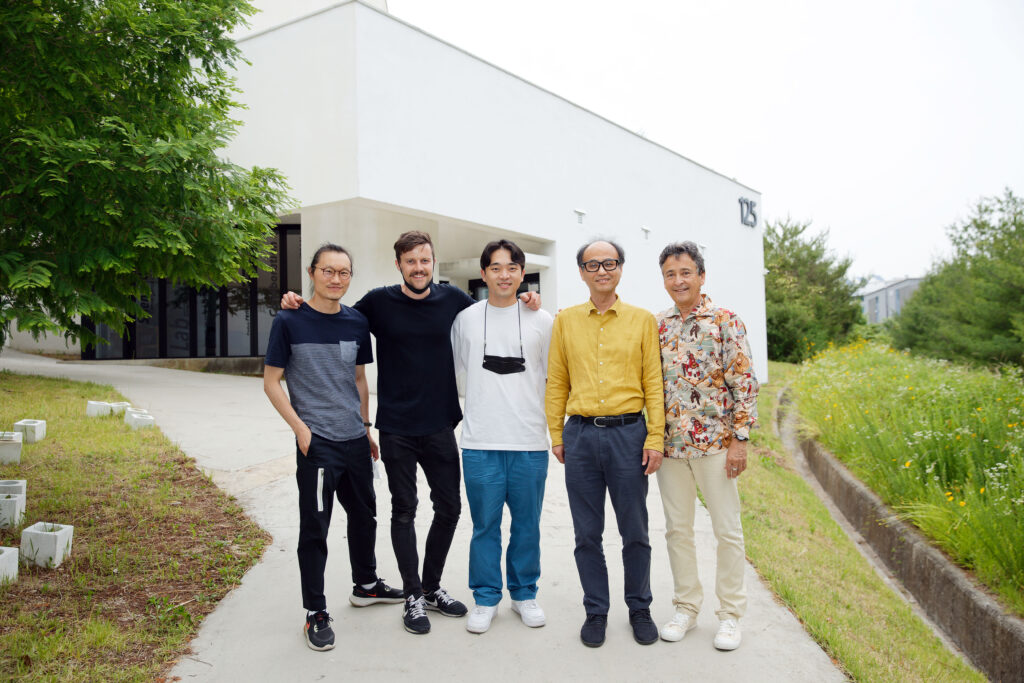 The documentary production team and Professor Jaeweon Cho took a commemorative photo in front of the Science Cabin. 