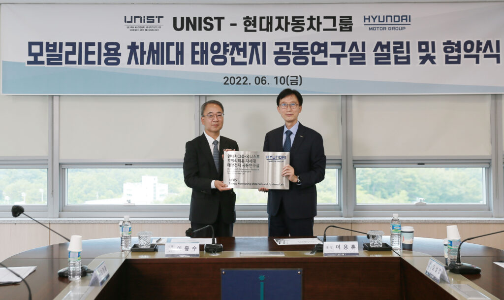 (From the left) Lee Jong-soo, head of Hyundai Motor's leading technology institute, and Lee Yong-hoon, president of UNIST, took a commemorative photo at the agreement and the signboard delivery ceremony. | Photograph: Kim Kyung-chae