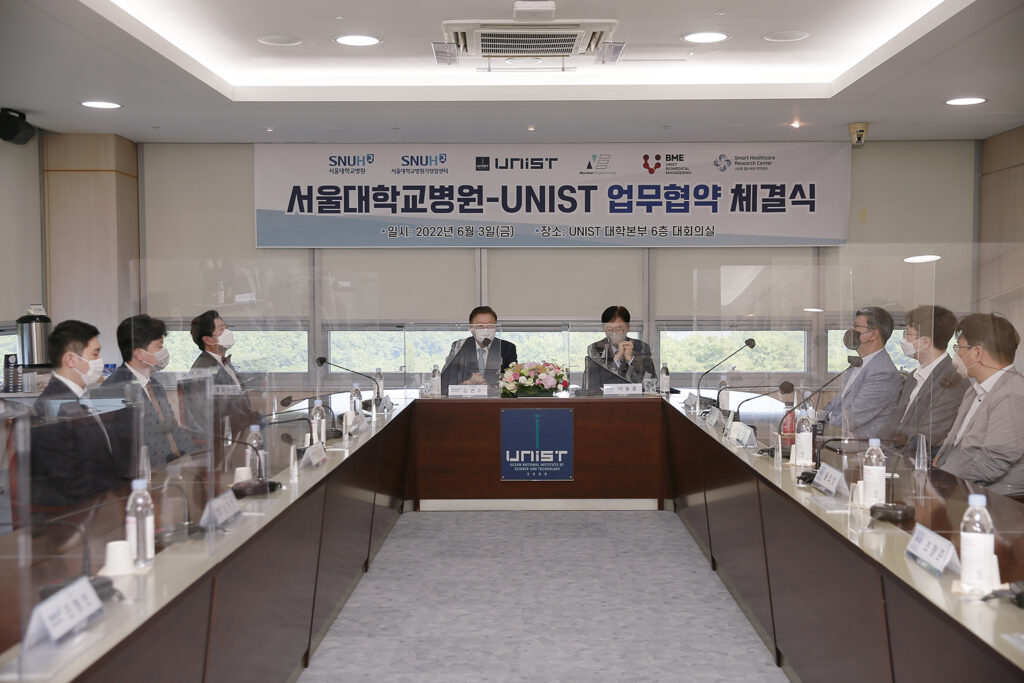 The signing ceremony of MoU between UNIST and SNUH took place on June 3, 2022.
