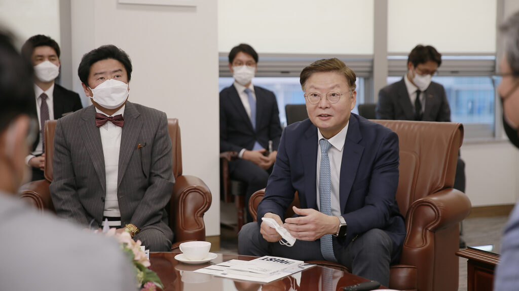 Kim Yeon-soo, president of Seoul National University Hospital, is having a pleasant talk in the interview room of UNIST University Headquarters. | Photograph: Kim Kyung-chae