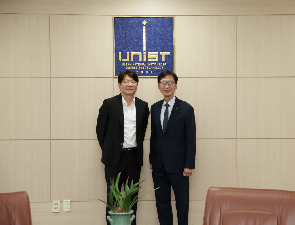 From left are UNIST President Yong Hoon Lee. l Image Credit: 