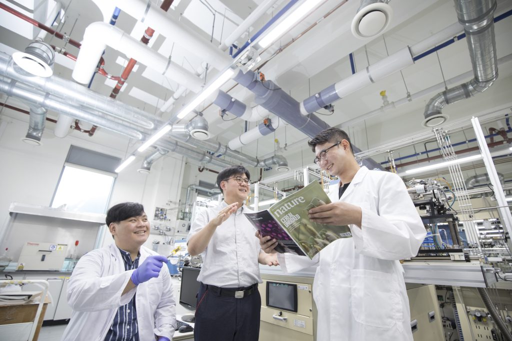 Professor Shin and his research team in the Department of Chemistry at UNIST. 