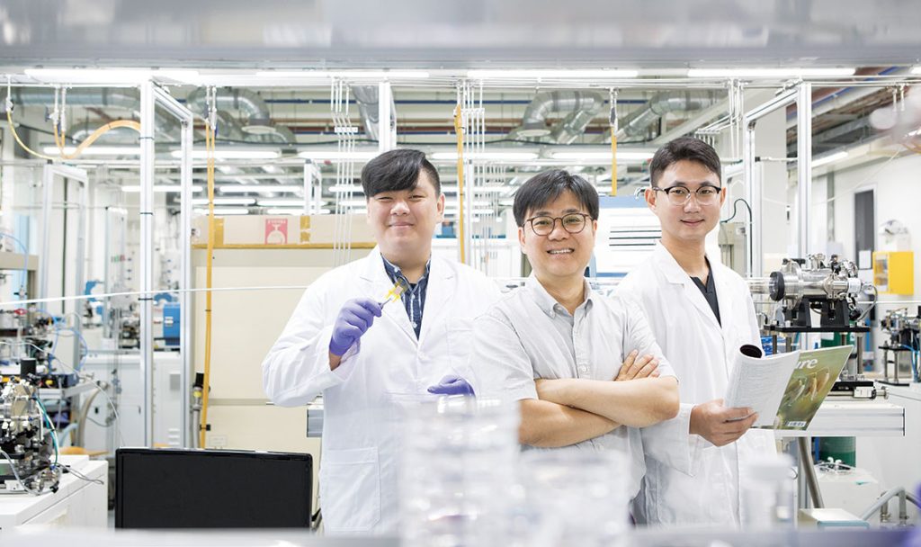 From the left are Hyeong Joon Kim (Ph.D. candidate), Professor Hyun Seok Shin, and Min Soo Kim (Ph.D. candidate).