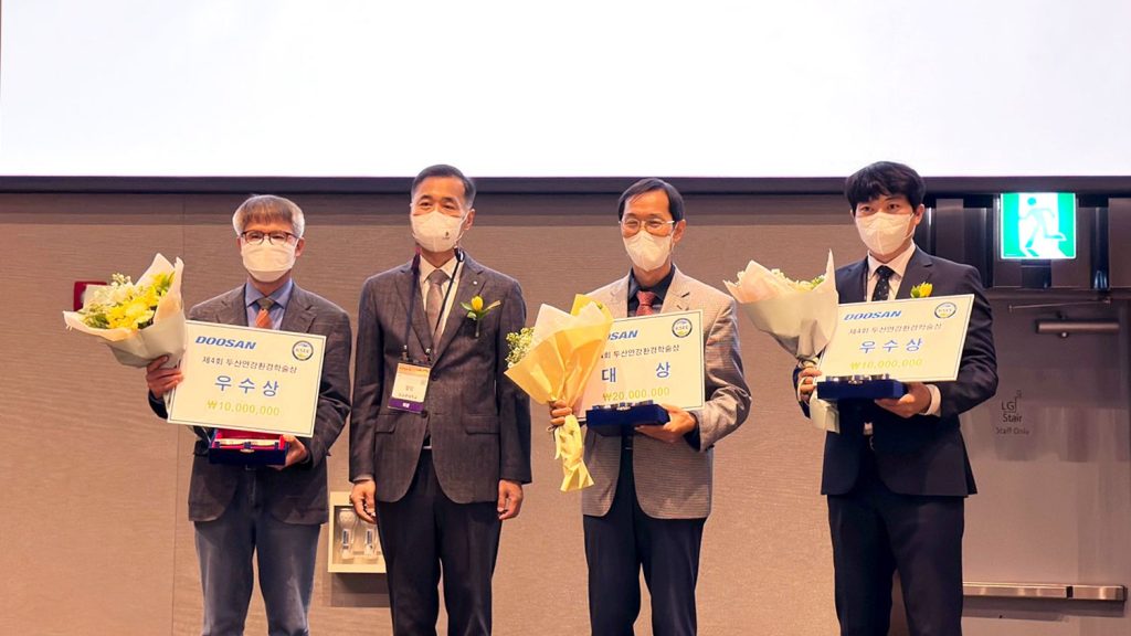 Professor Kyung Hwa Cho (Department of Urban and Environmental Engineering, UNIST), far right, stands with all the awardees from the 2022 Doosan Yonkang Academic Awards ceremony. l Image Credit: Doosan Yonkang Foundation