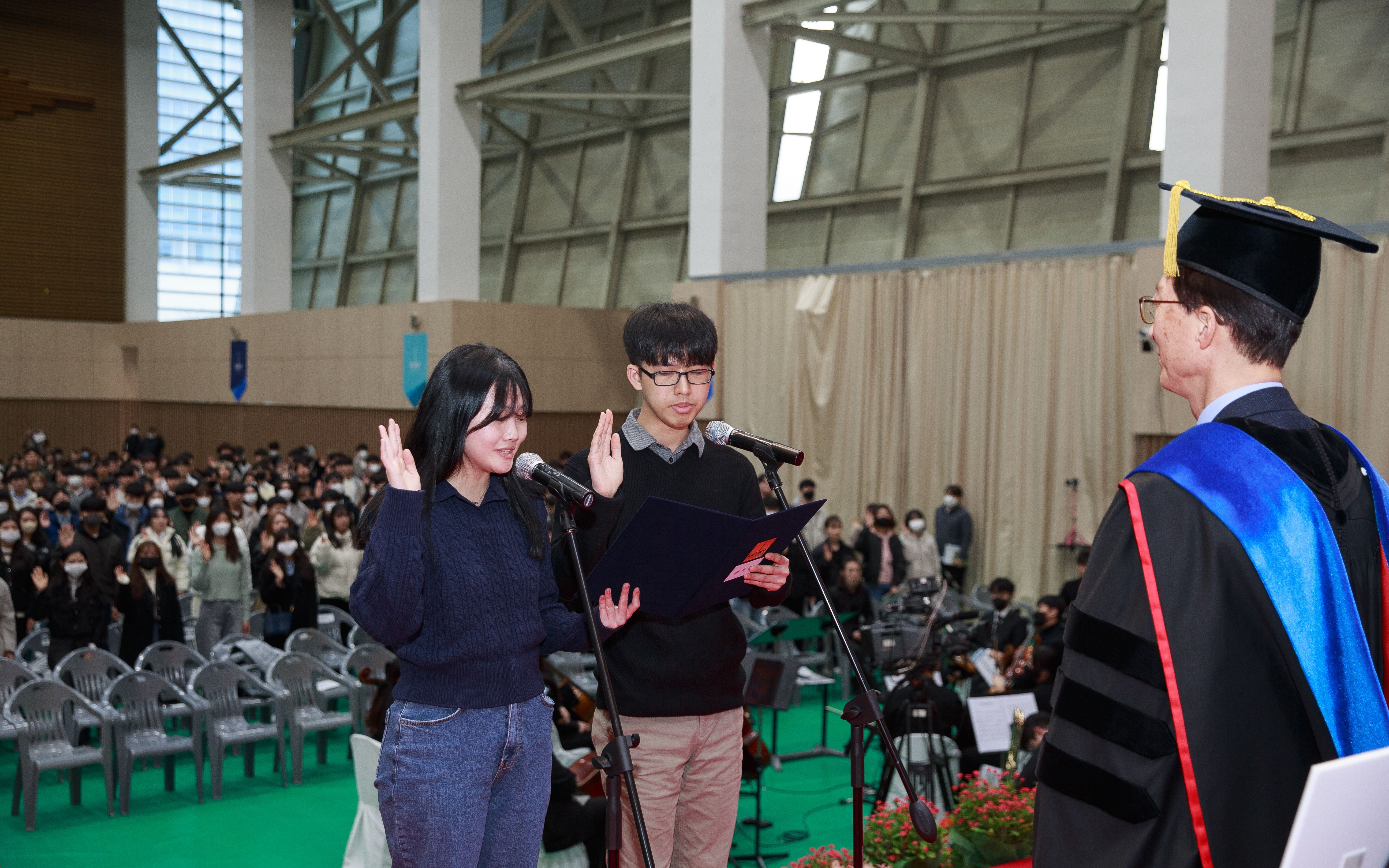 Student representatives, WonYoung Hong (left) and JunHyuk Park (right), delievering the Oath of Freshmen at the 2023 UNIST Matriculation Ceremony.