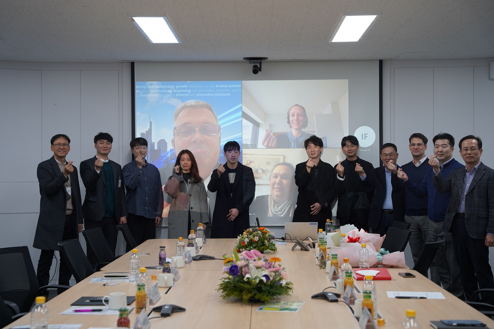 A group photo, taken after the conference. l Image Credit: Webasto Korea Co., Ltd. 