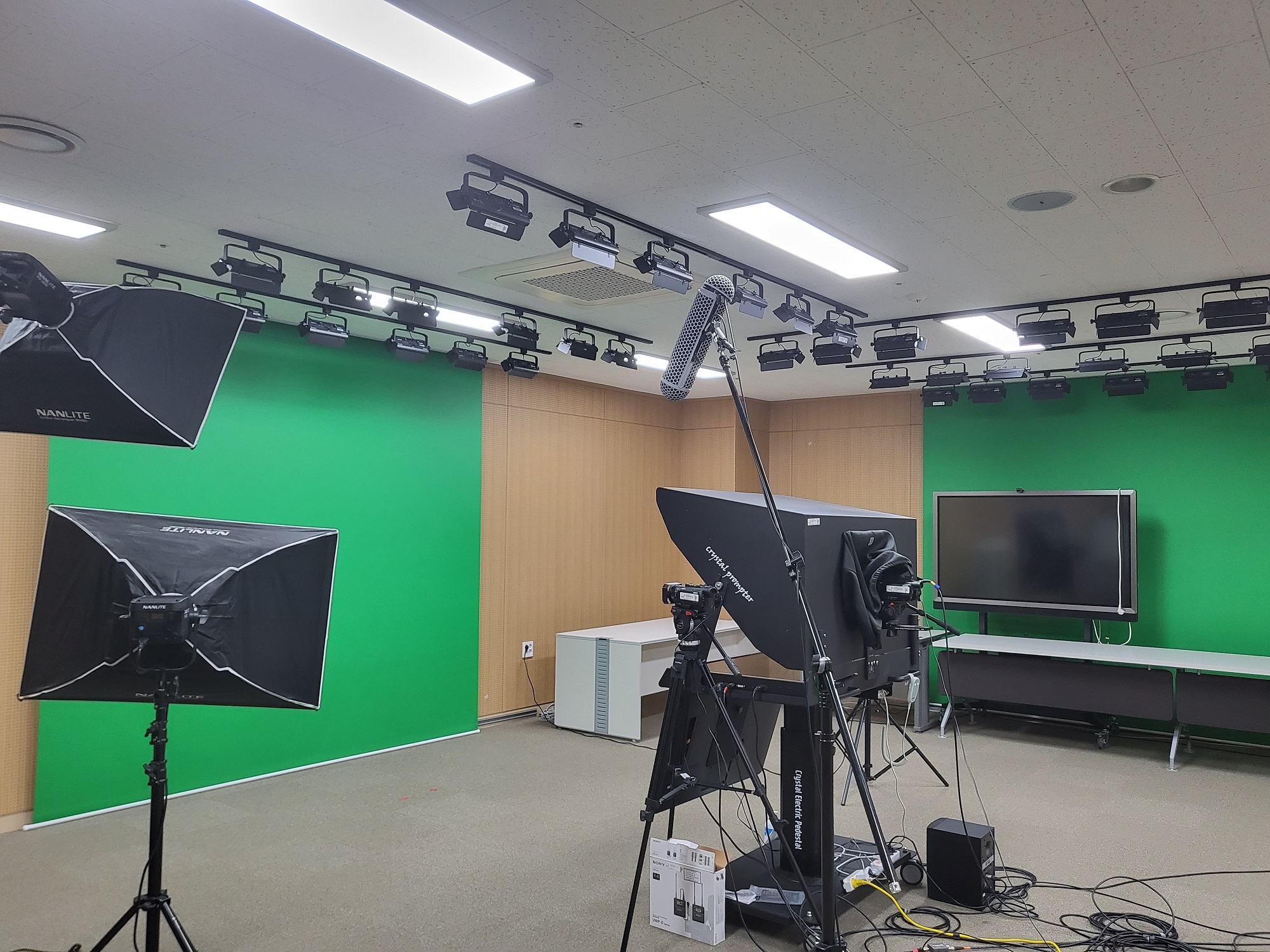 The digital media production studio at UNIST.