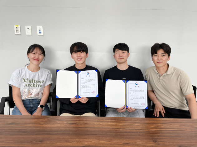 In the photo are Dr. Cho Dong-jin (second from left) and Bae Deok-won (second from right), along with their fellow researchers YeonSu Lee (left) and SiWoo Lee (right), who played an indispensable role in conducting the study together.