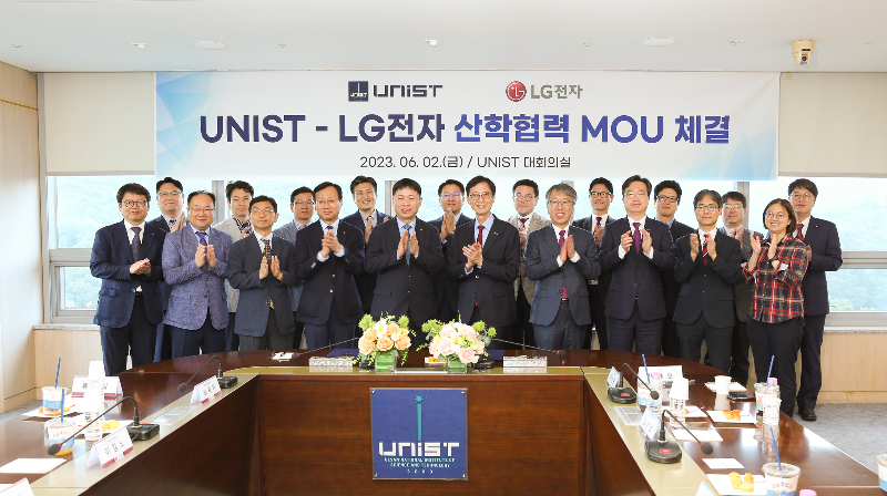 The signing ceremony of MOU between UNIST and LG Electronics took place on June 2, 2023. l Image Credit: Gyuho Bang