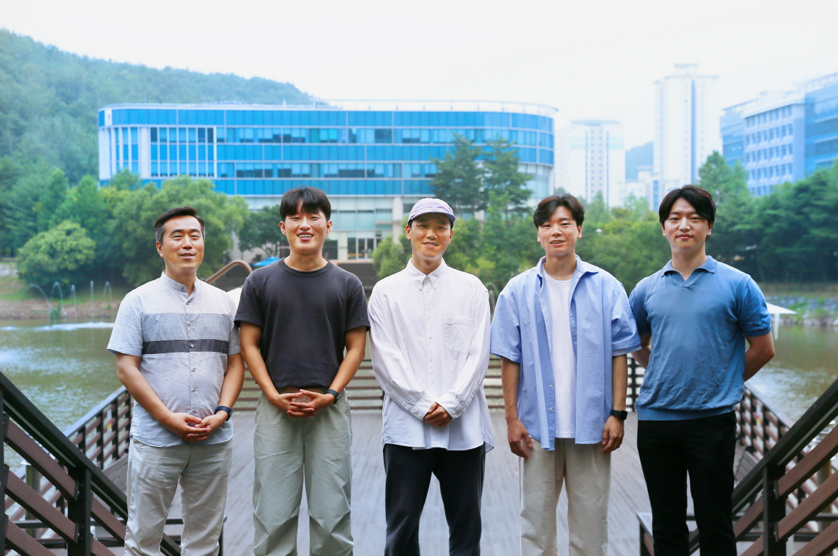 Booklet Design Team. From left are Professor Hui Sung Lee, Sungwon Jang, Professor Hwang Kim, MinKoo Kang, and Byounghern Kim.