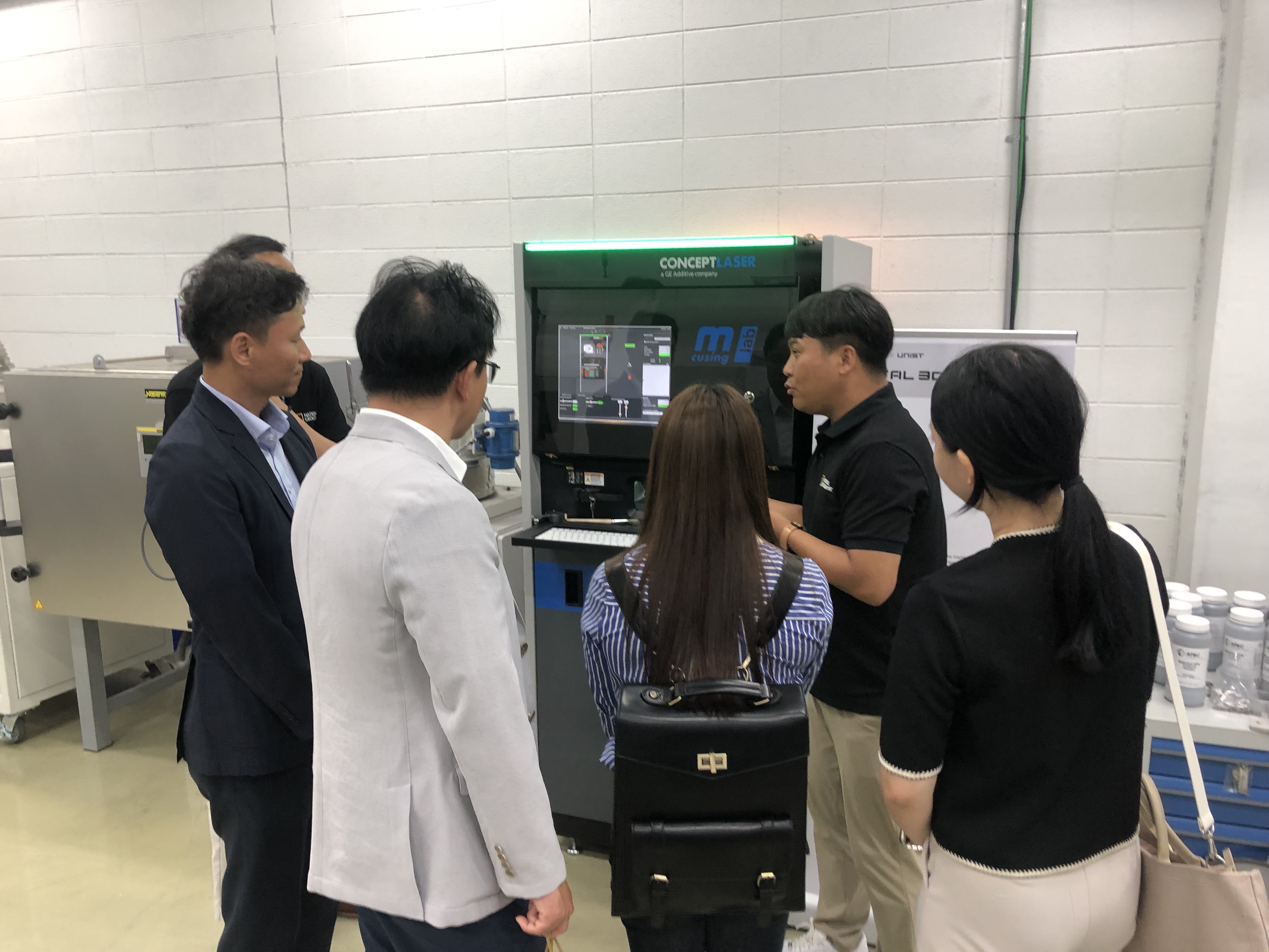 Prior to the signing ceremony, attendees had the opportunity to get a glimpse of the state-of-the-art facilities at the UNIST 3D Printing Convergence Technology Center.