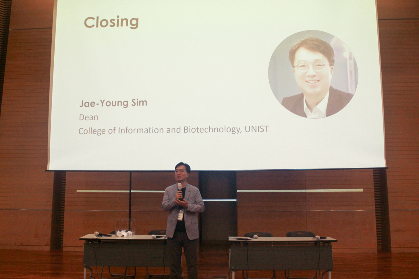 Dean Jae-Young Sim of UNIST Artificial Intelligence Graduate School is delivering the closing remarks at the 2023 UNIST AI Technology Open Workshop on September 21, 2023.