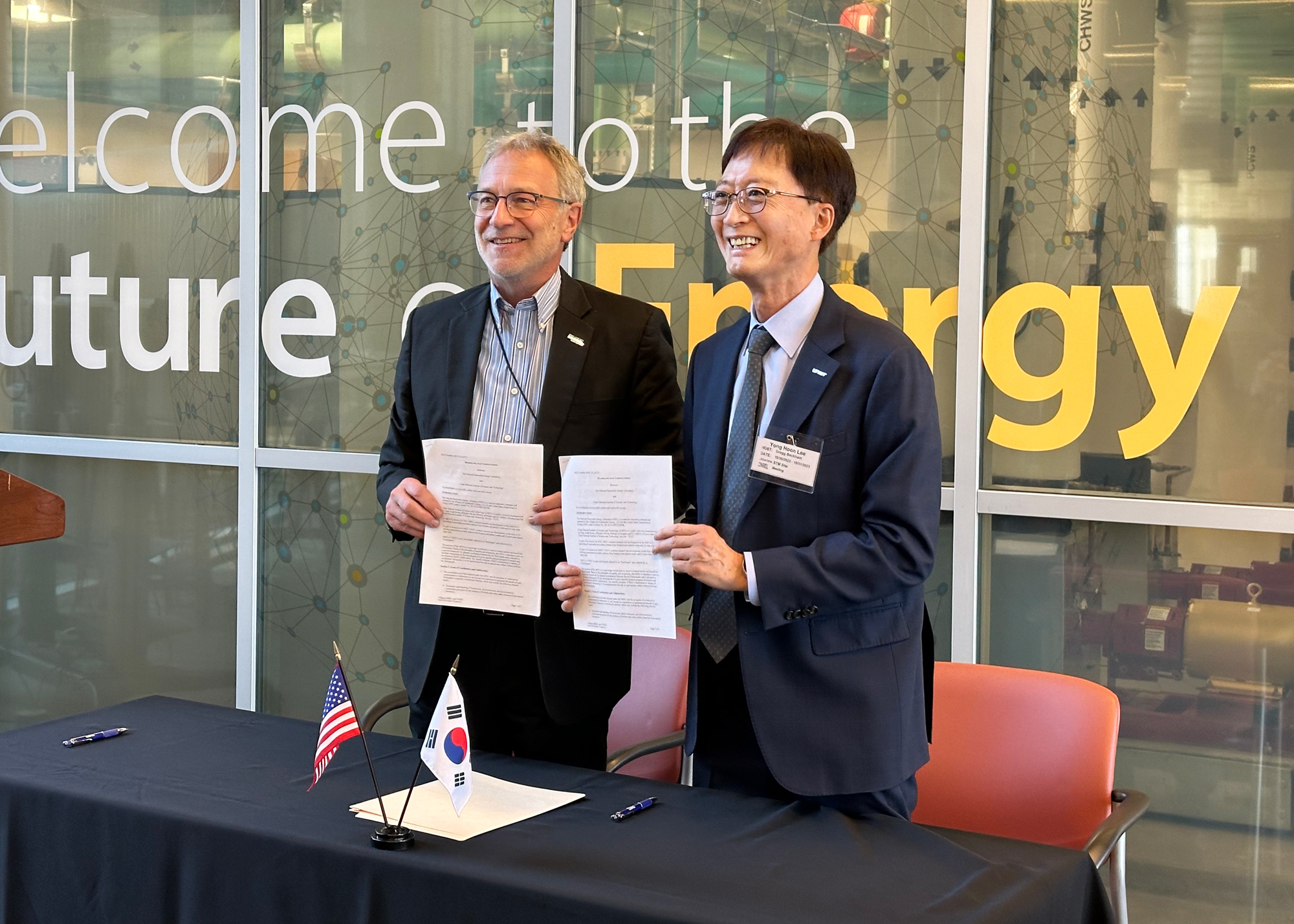 From left are Director Martin Keller of NREL and UNIST President Yong Hoon Lee.