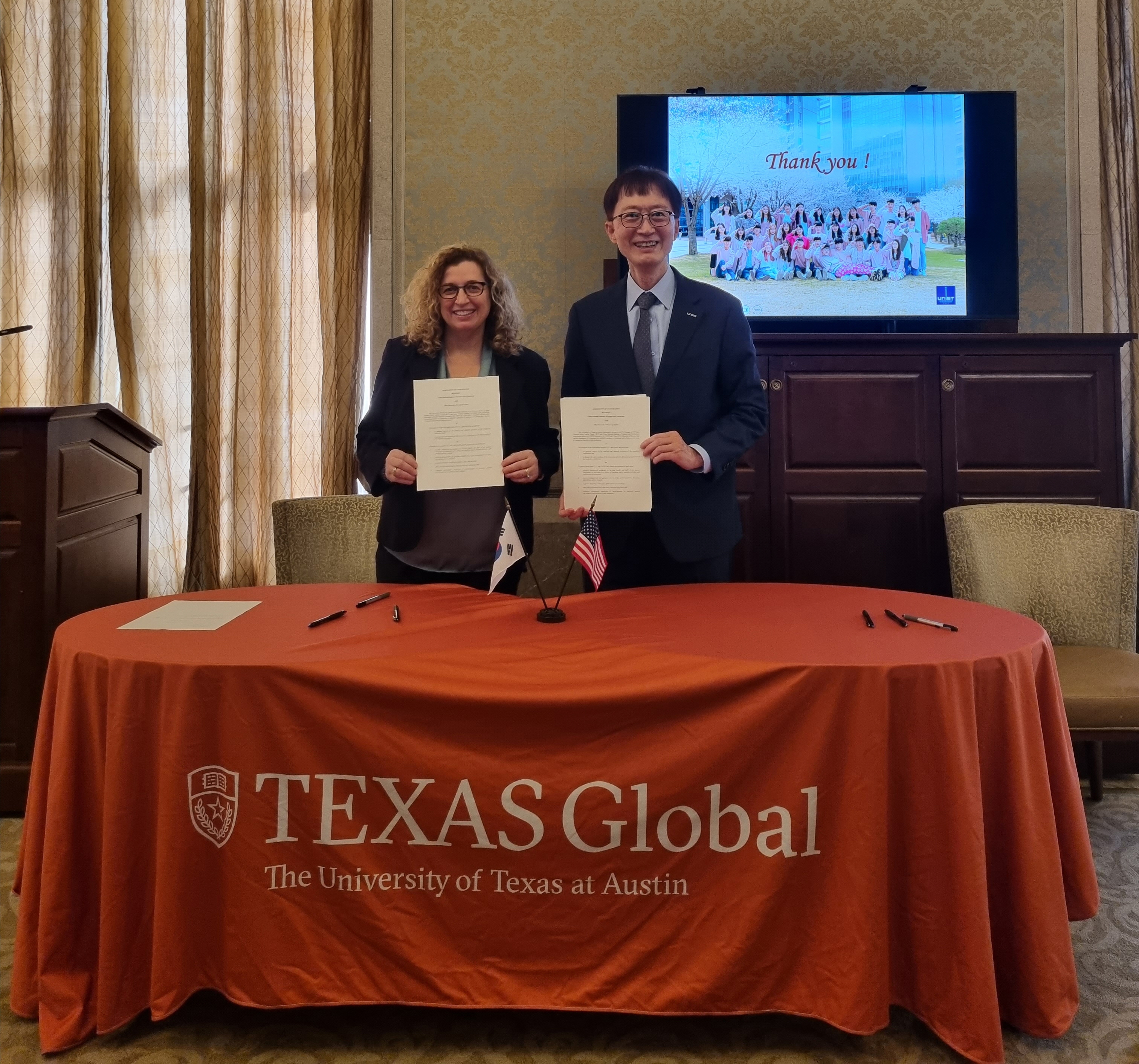 From left are Dr. Sonia Feigenbaum, Senior Vice Provost for Global Engagement and Chief International Officer at the University of Texas at Austin, and President Yong Hoon Lee of UNIST. 