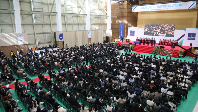The 2024 Matriculation Ceremony, held in UNIST Gymnasium on Friday, February 16, welcomed 459 freshmen.