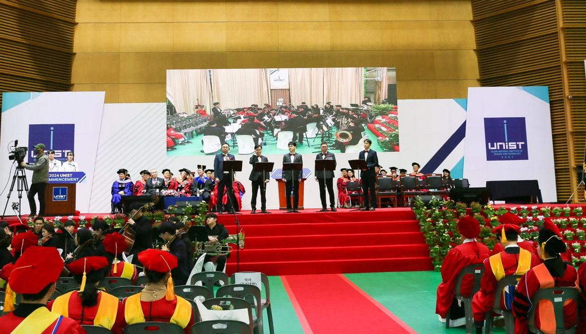 The performance by UNIST Faculty Choir, comprising of Professors Sung Chul Bae, Youngkook Kwon, Kwangjin An, Soo-Hyun Kim, and Jooha Kim. 