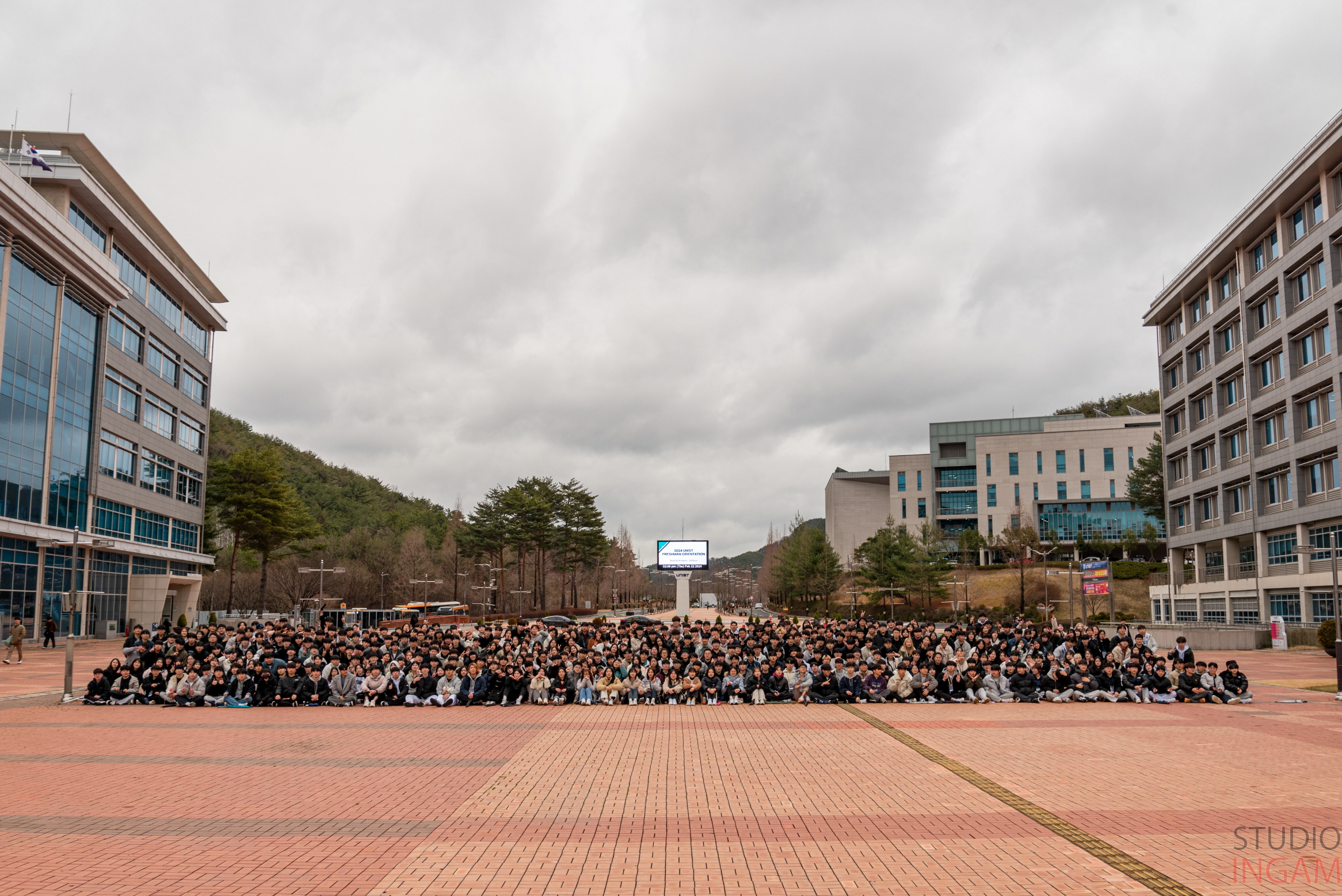 A group photo of newly-admitted students on the square, in front of the Main Administration Building of UNIST. l Image Credit: Studio Ingam