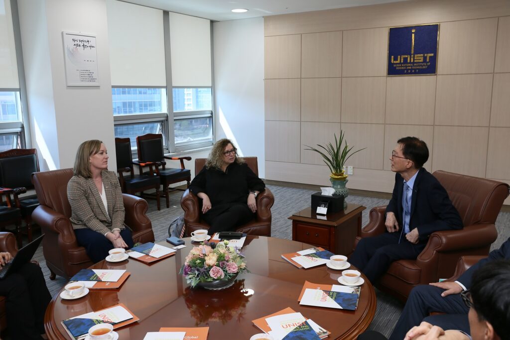 Dr. Sonia Feigenbaum, Senior Vice Provost for Global Engagement and Chief International Officer at UT Austin, and President Yong Hoon Lee in discussion about collaboration and academic exchange at UNIST.