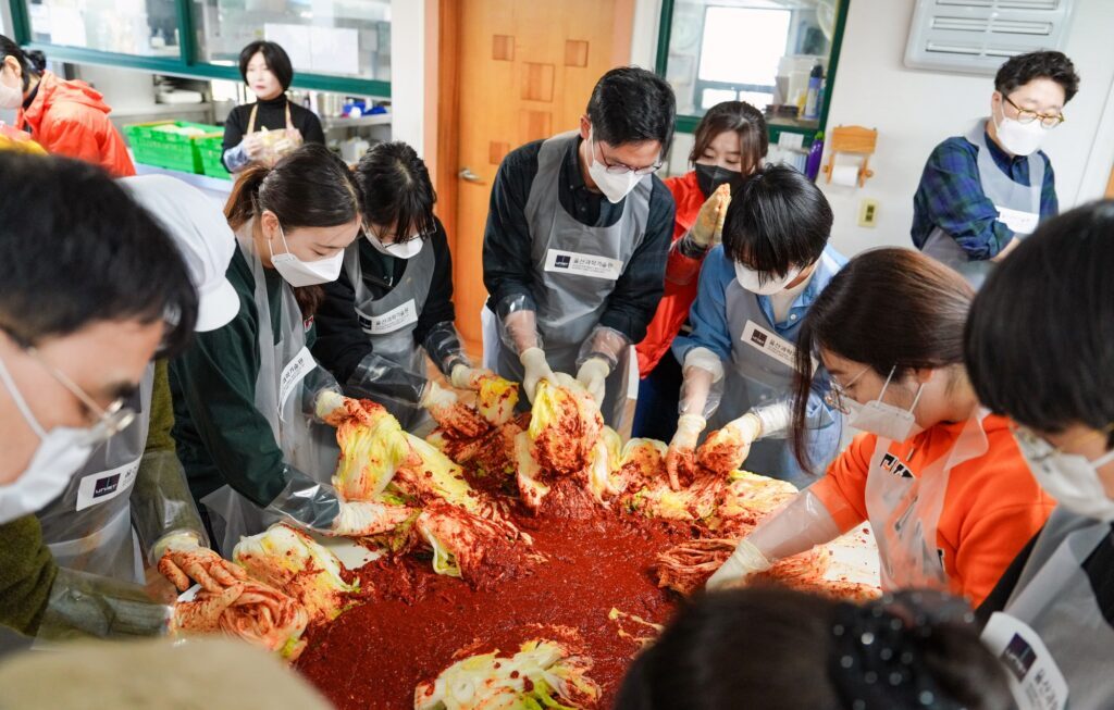 UNIST students, staff, and faculty dedicated their time at Hyejinwon to create kimchi together.