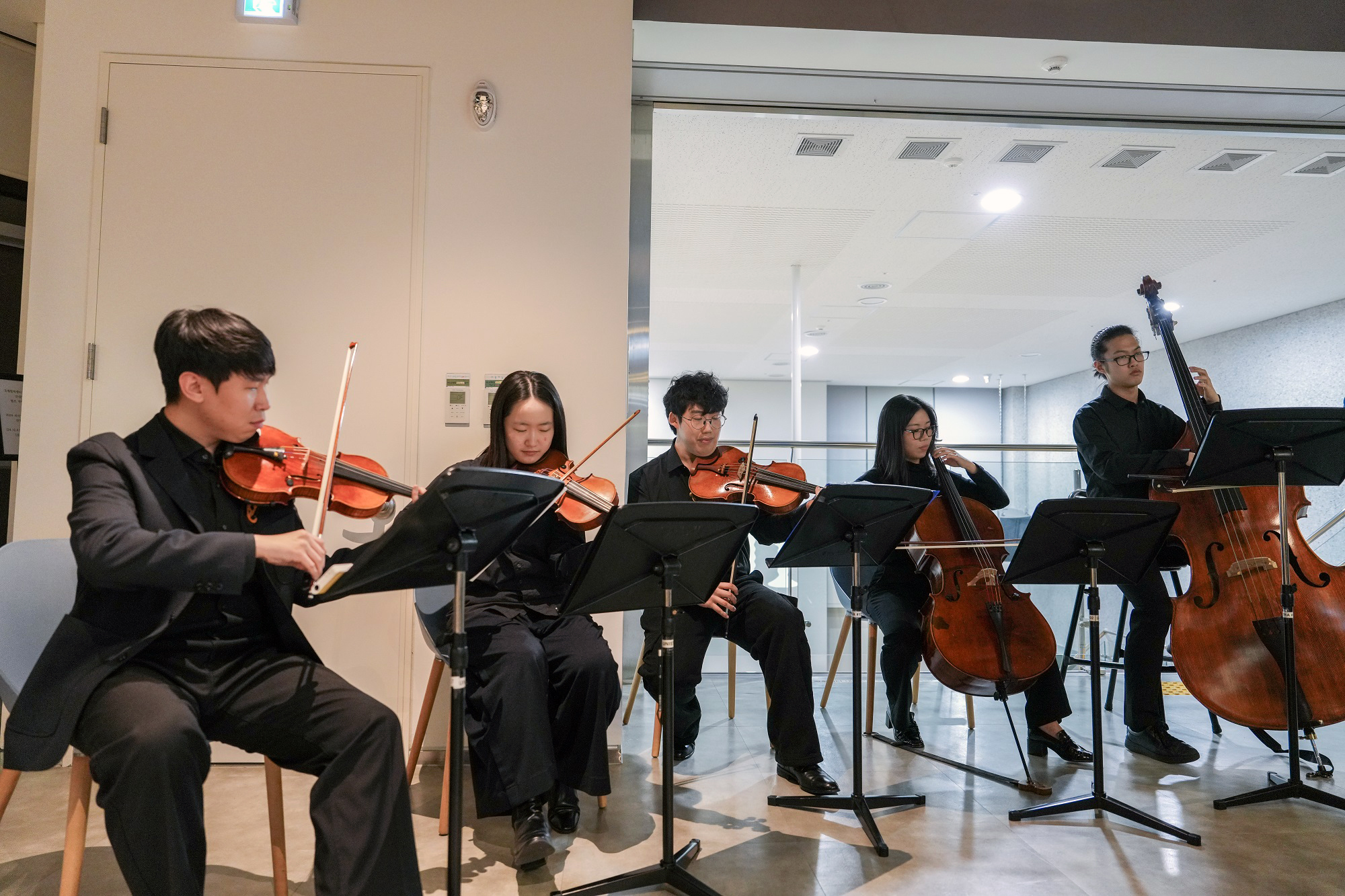 The event's dignity was further elevated by a performance from UNISTRA, an official orchestra of UNIST.