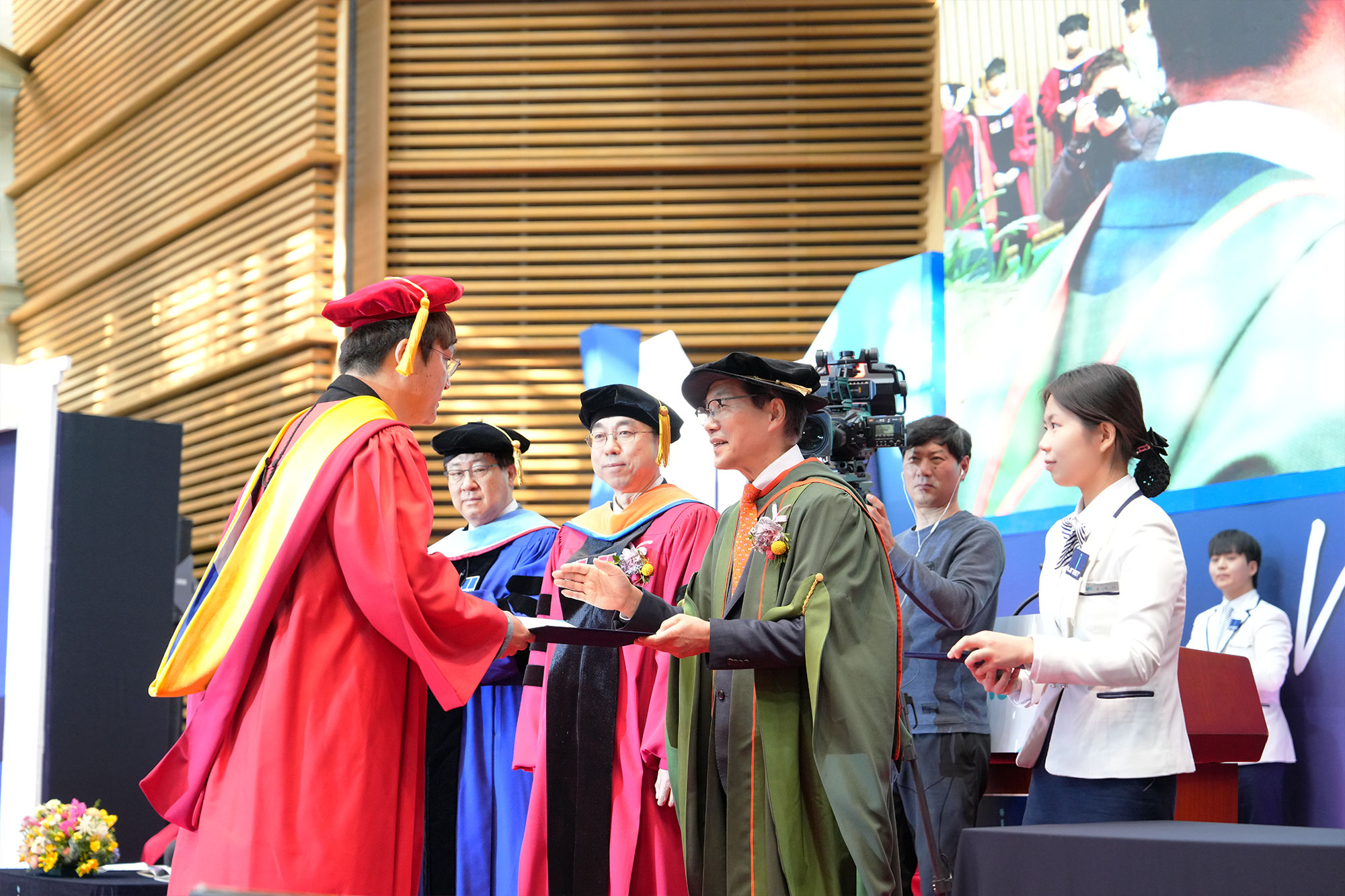 At the ceremony, President Chong Rae Park awarded 222 honorary Doctoral, 289 Master’s, and 414 Bachelor’s degrees.