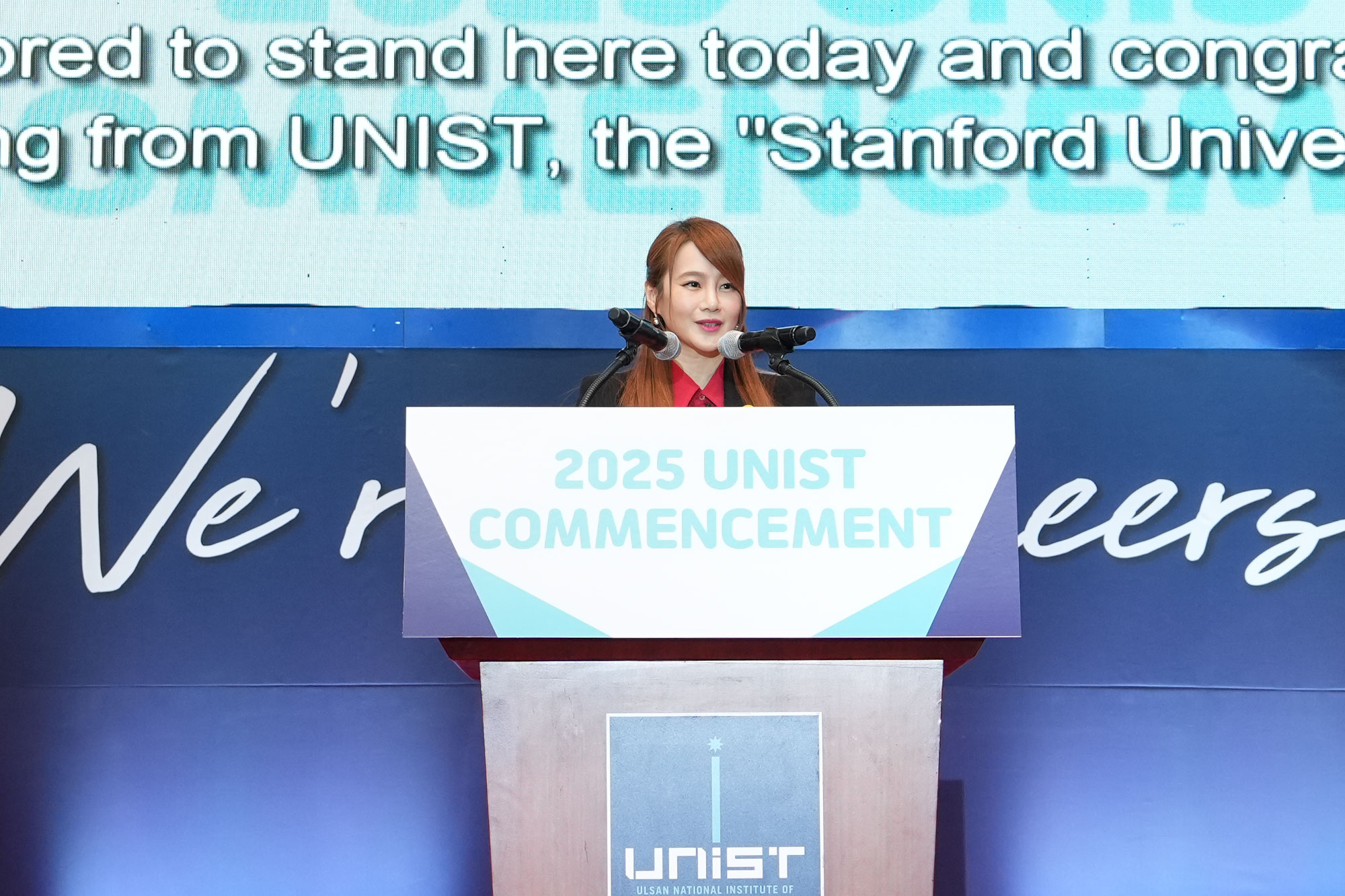 Ji Young Lee, a representative lecturer at Etoos delivered a congratulatory speech at the 2025 UNIST Commencement Ceremony, held on February 20, 2025.