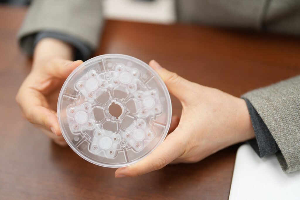 Professor Yoon-Kyoung Cho developed lab-on-a-disc technology for both academic and industrial applications. When blood is introduced into this device and spun, cellular materials, including exosomes, are separated through centrifugal force.