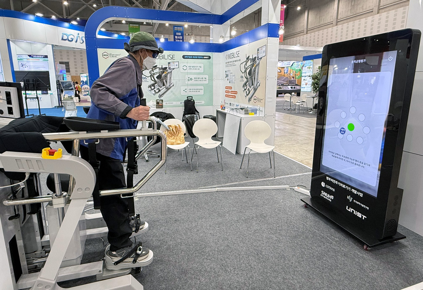 An elderly visitor measures balance ability while experiencing MOBILISE firsthand.