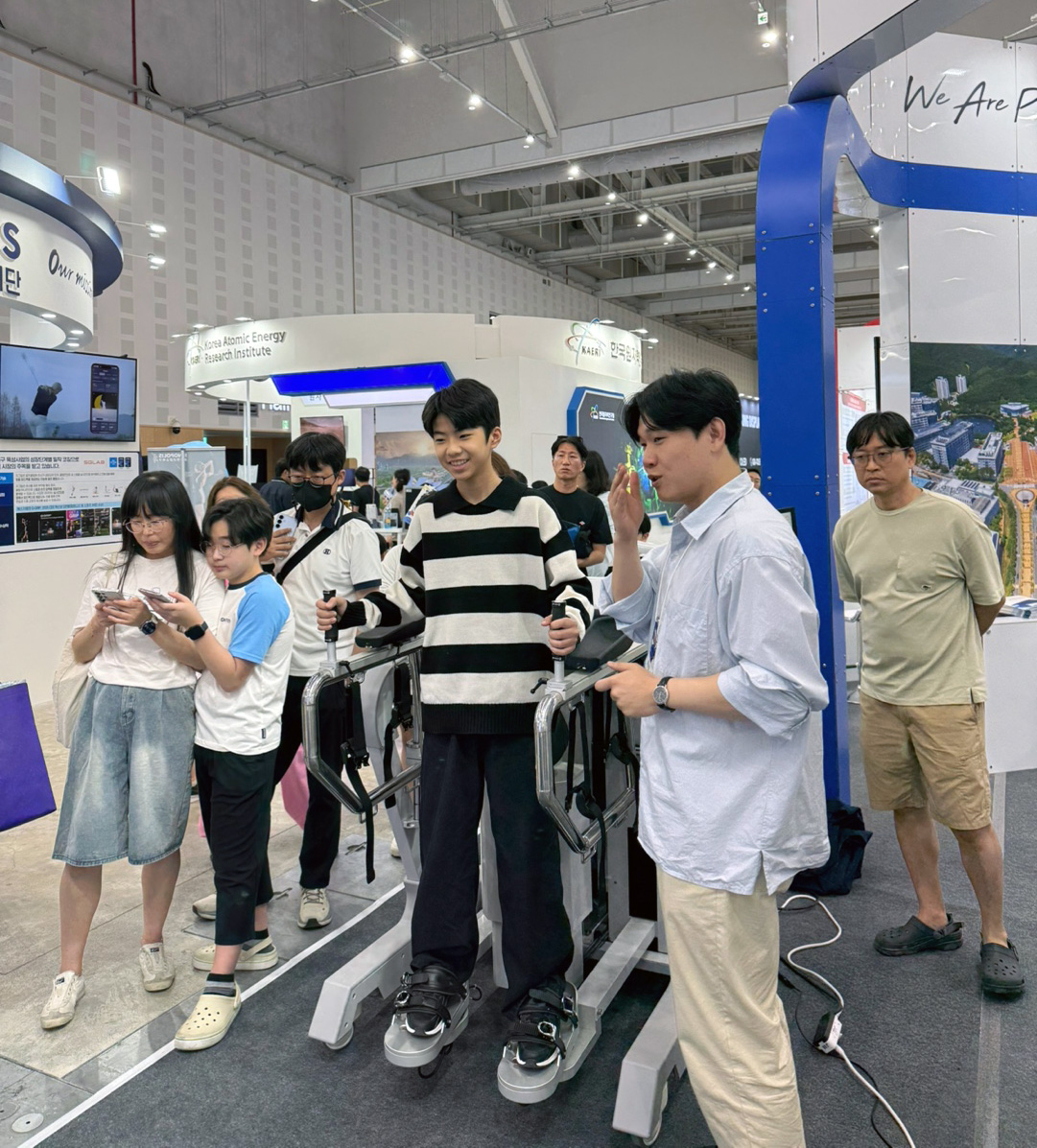 Seongil Hwang from the Department of Mechanical Engineering conducts a hands-on demonstration of MOBILISE for visitors.
