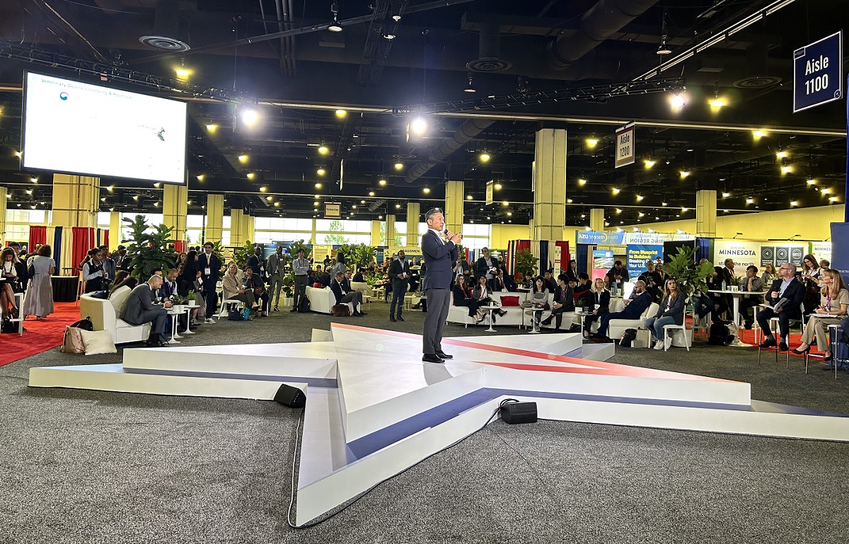 Professor Jeong Beom Kim is giving the final pitch at the '2025 SelectUSA Investment Summit World Finals' competition. l Image Credit: Professor Jeong Beom Kim (Dept. of Biomed. Eng., UNIST)