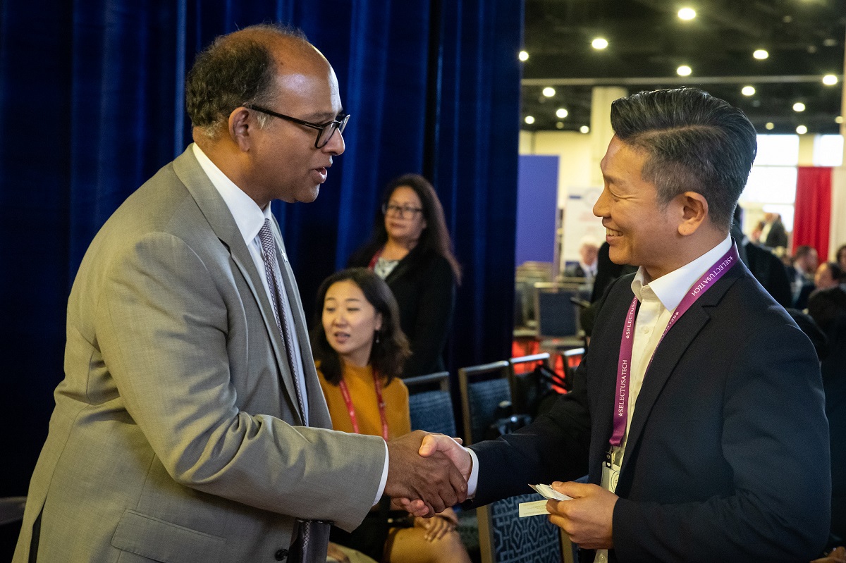 Professor Jeong Beom Kim (right) is honored with congratulations from Ashok Pinto, Executive Director of SelectUSA, (left). l Image Credit: Professor Jeong Beom Kim (Dept. of Biomed. Eng., UNIST)