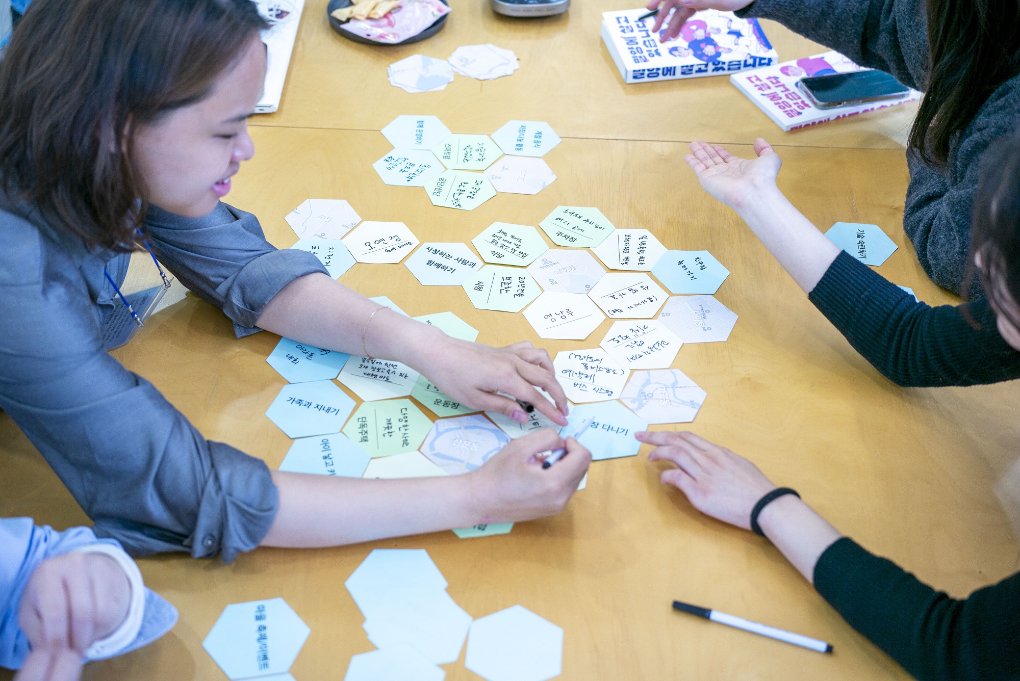 Participants of the Basic Research Laboratory (BRL) Support Project are conducting the Future Citizen Workshop.