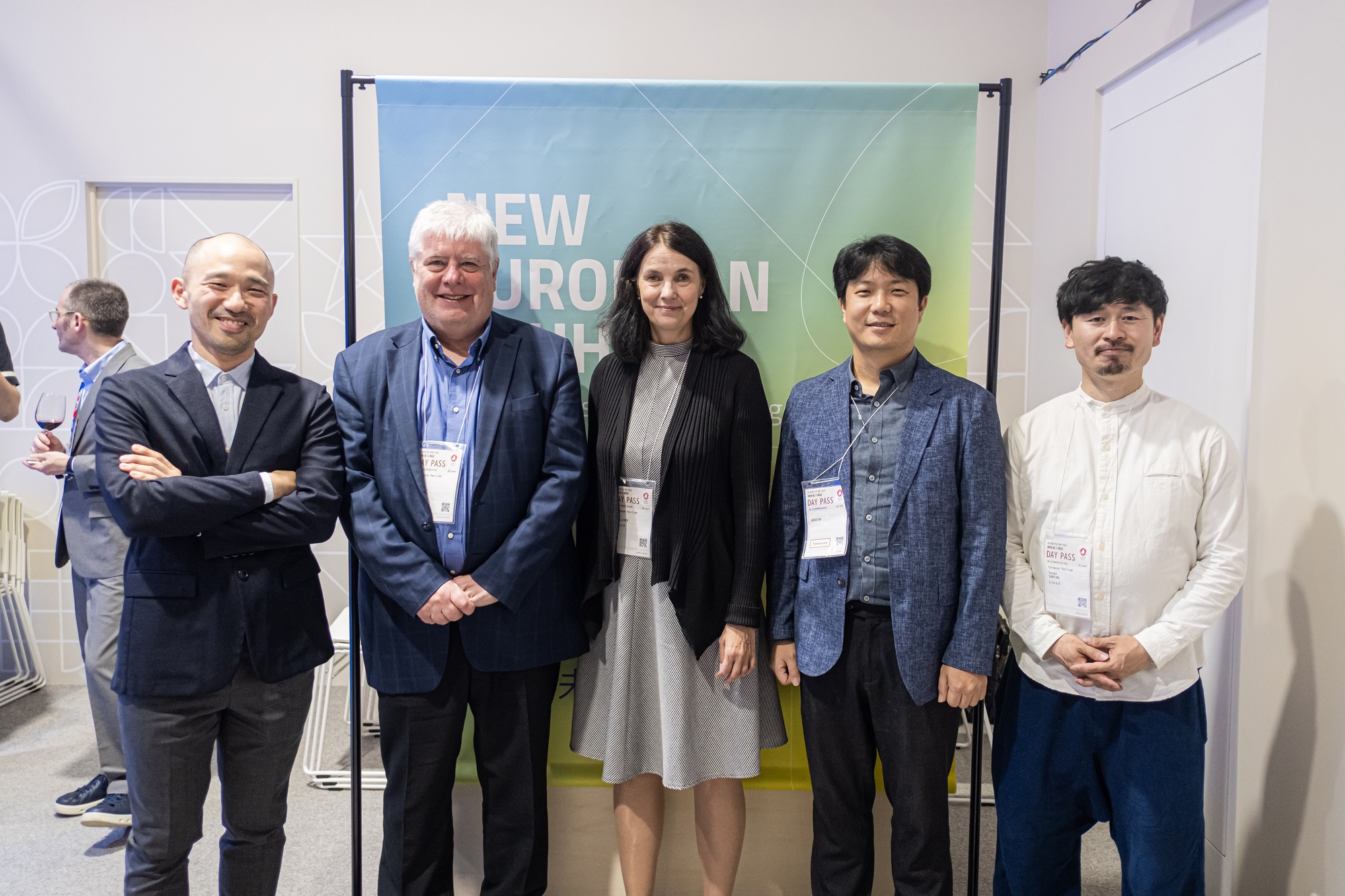 The panelists at the forum took a group photo, featuring Professor Seungho Park-Lee, Dr. Mark Boden, Dr. Mervi Hämälainen from Espoo City, Finland; Junior Professor Yusuke Yabutani from the University of Toyama, Japan; and other distinguished experts.