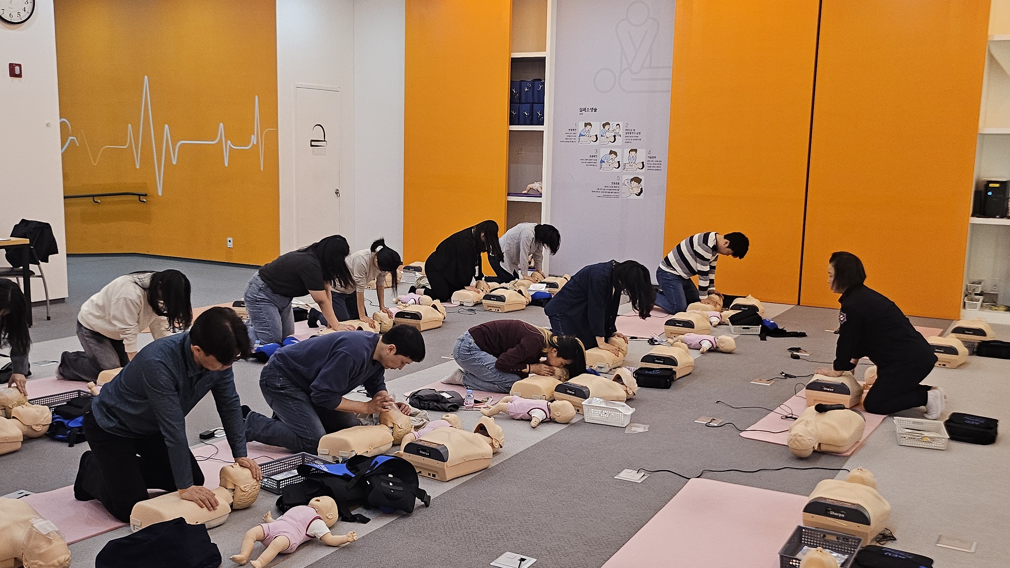 A total of 45 individuals participated in the CPR training session, which aimed to equip participants with lifesaving skills applicable in emergency situations.