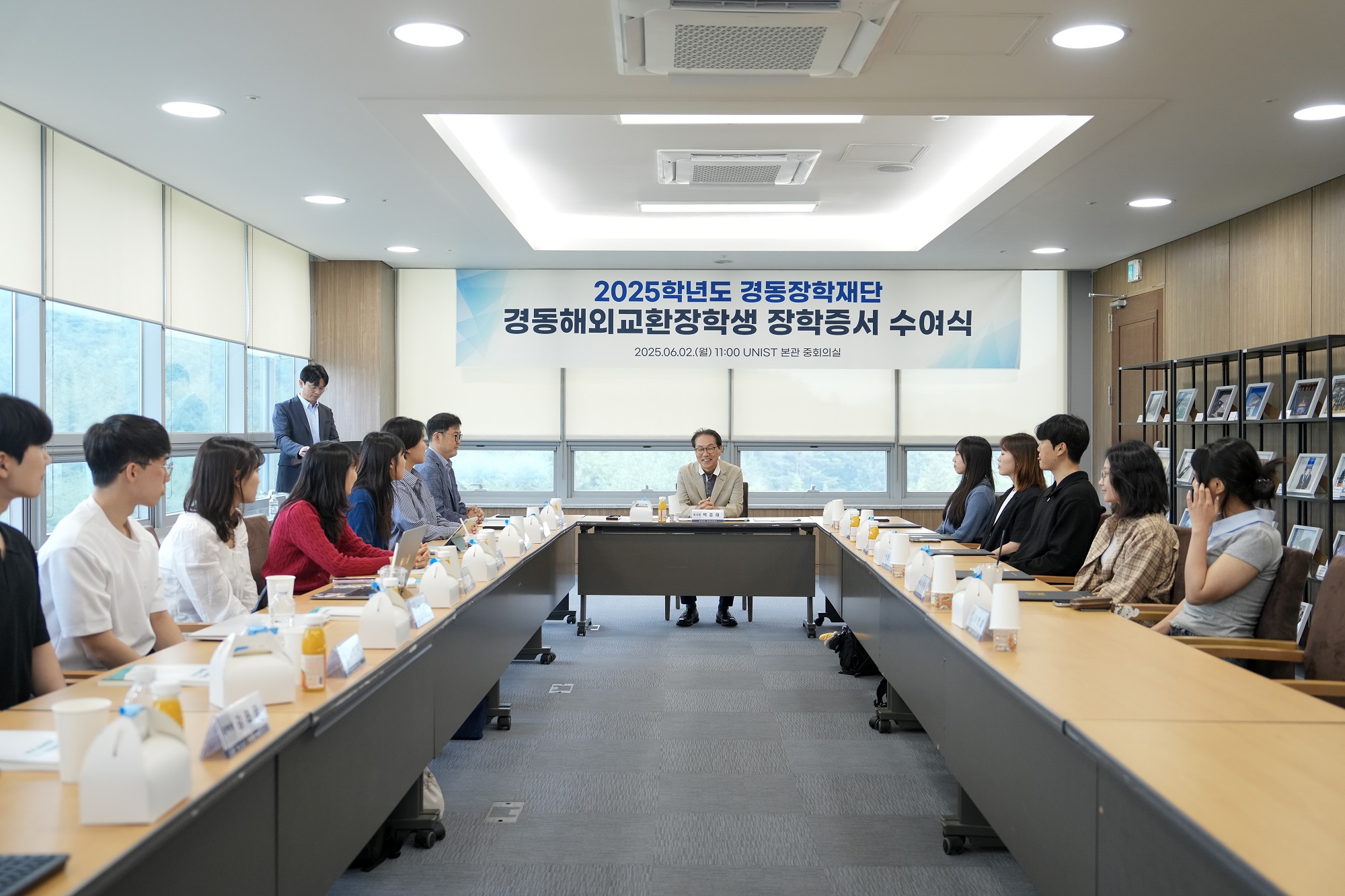 Chairman Chong Rae Park of the Kyungdong Scholarship Foundation, who is also the President of UNIST, is offering words of encouragement to the scholarship recipients.