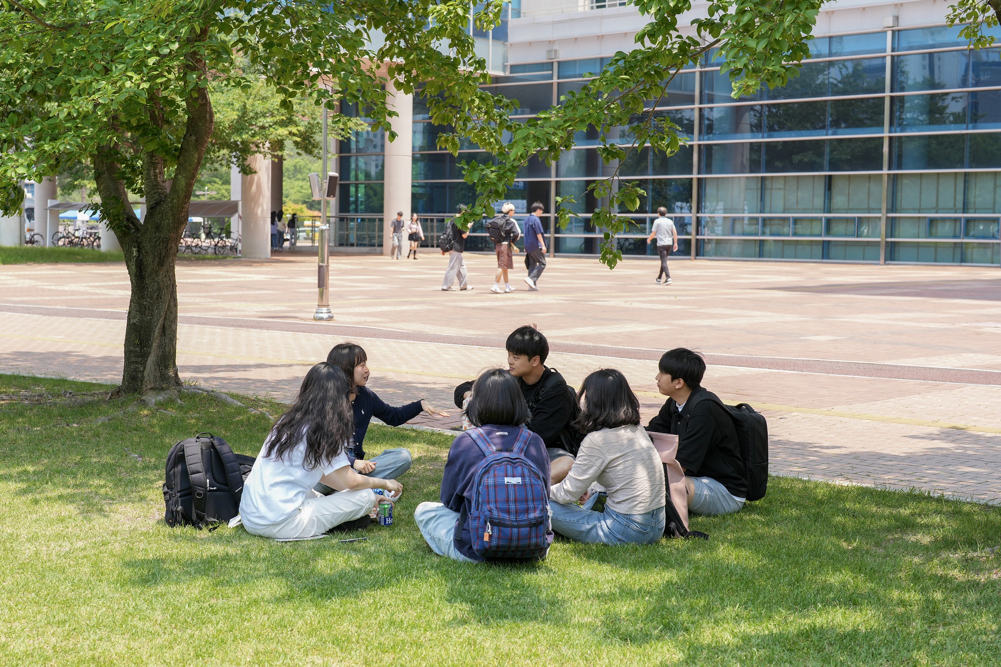 Participants spent refreshing moments amidst the greenery near the Gamak Pond.