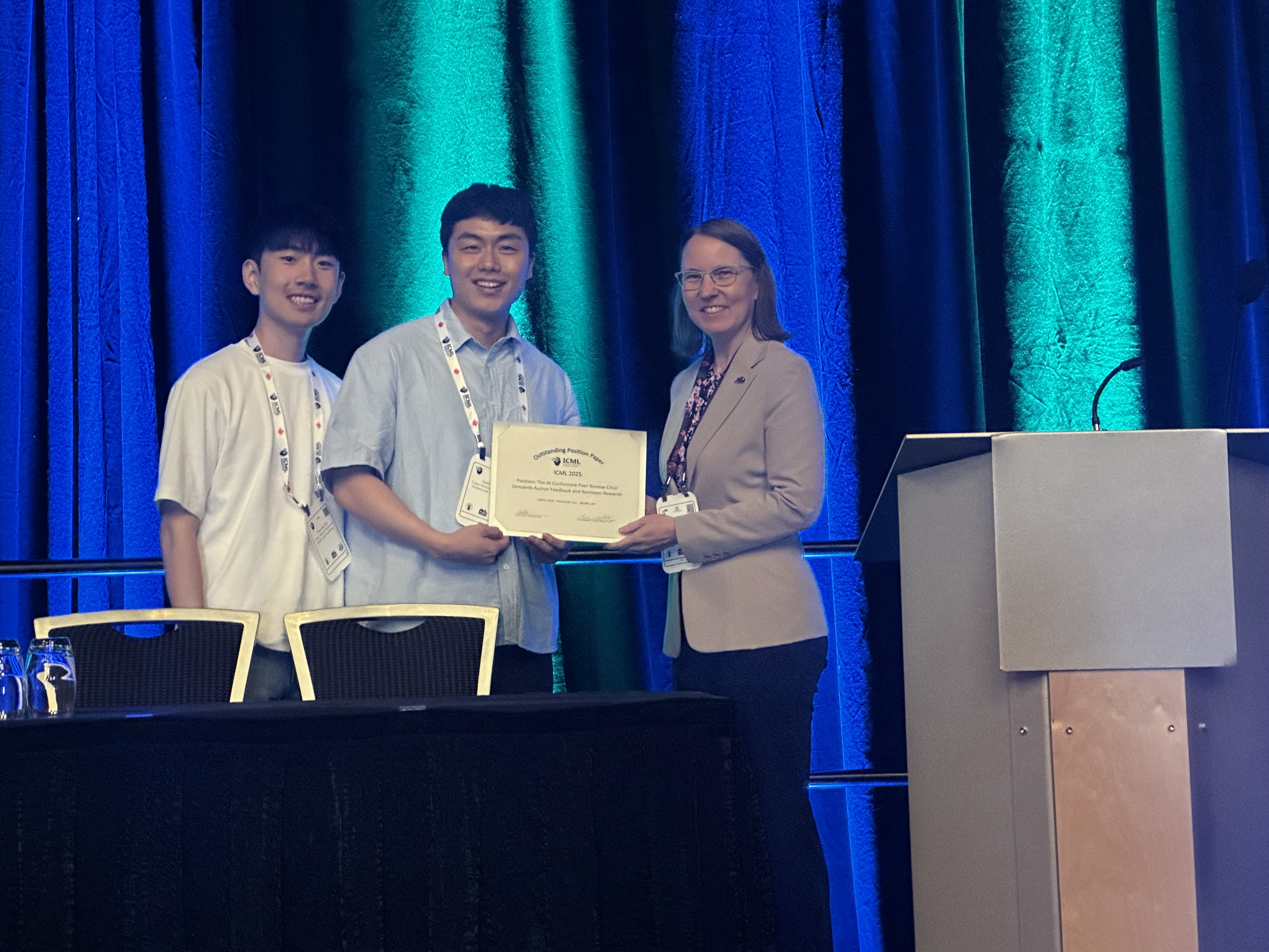 The research team alongside ICML Position Track Chair Dr. Kiri Wagstaff during the award ceremony in Vancouver, Canada.