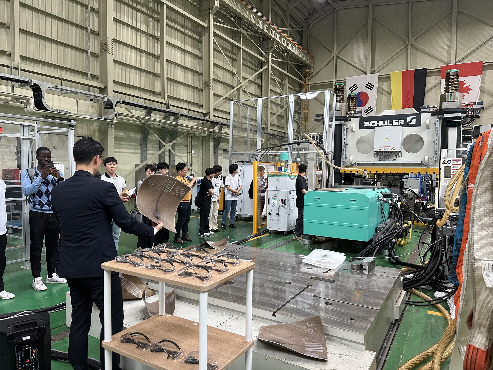 Professor Young-Bin Park, Director of the FIP@UNIST Center, presented UNIST's latest developments in ultra-lightweight components for autonomous vehicles. Fraunhofer ICT showcased its expertise in fiber-reinforced composite design and high-speed molding techniques.