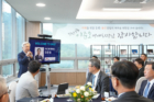사진-덕산그룹-이준호-명예회장이-기부-소감을-전하고-있다.jpg