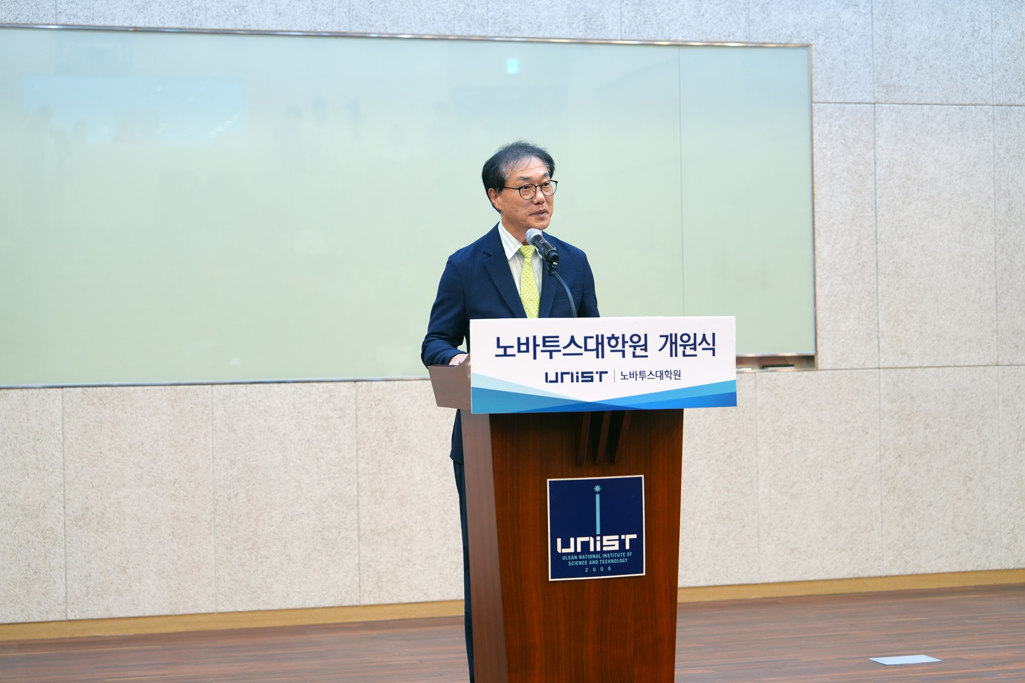 President Chong Rae Park delivered a warm welcome speech at the opening ceremony of Novatus Graduate School.