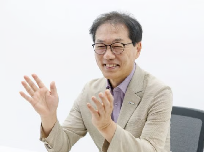 President Chong Rae Park emphasizes the importance of hands-on AI education models in his interview with Money Today.