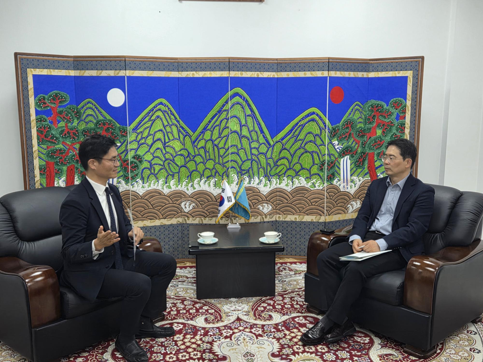 Dean Young-Bin Park of UNIST discussed collaboration prospects with Ha Tae Wook, Consul General of the Republic of Korea in Almaty.