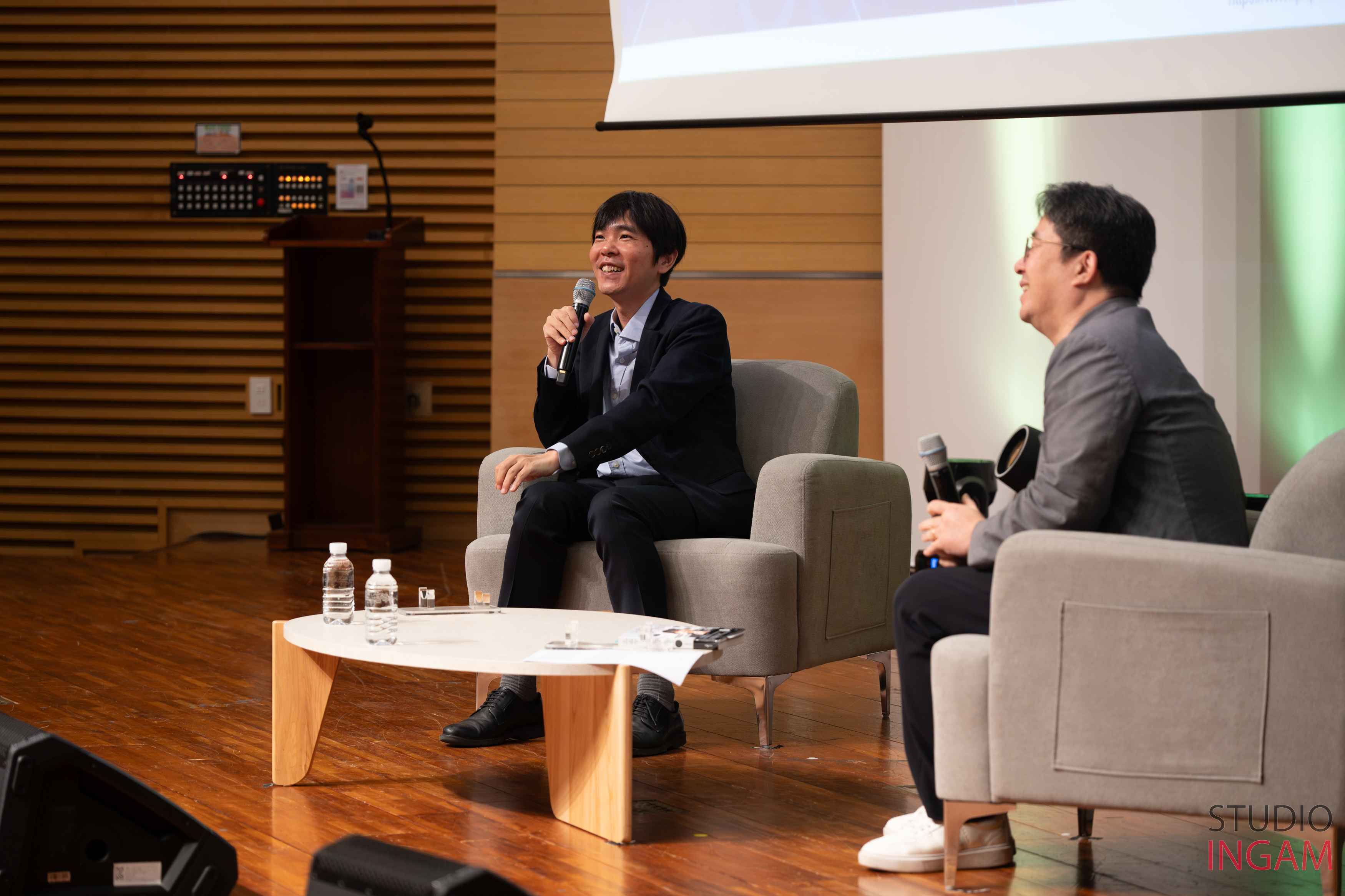 In the university auditorium filled with citizens, Collaborating Professor Sedol Lee is delivering an engaging talk about AI, Go (Baduk), and life stories, captivating the audience with his insights. l Image Credit: Studio INGAM