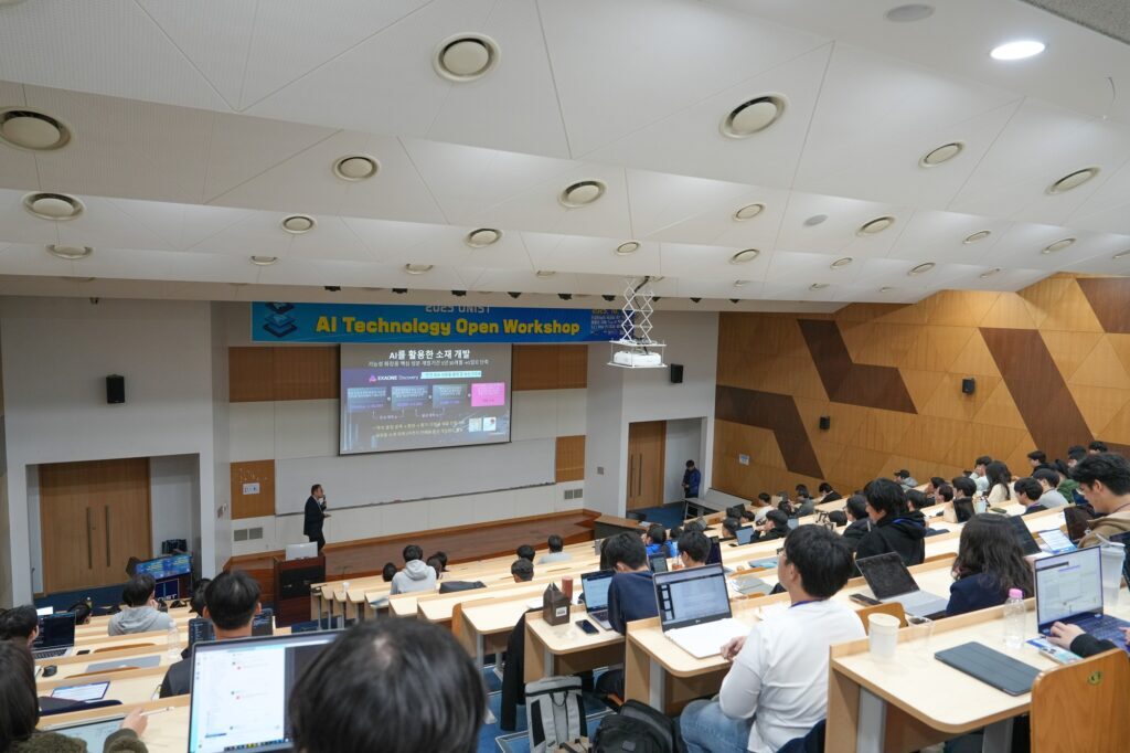 Group Leader Seunghwan Kim of LG AI Research's Applied AI Research Group, shared insights into the latest research trends, sparking discussions on how AI advancements will transform human lives and industry ecosystems.