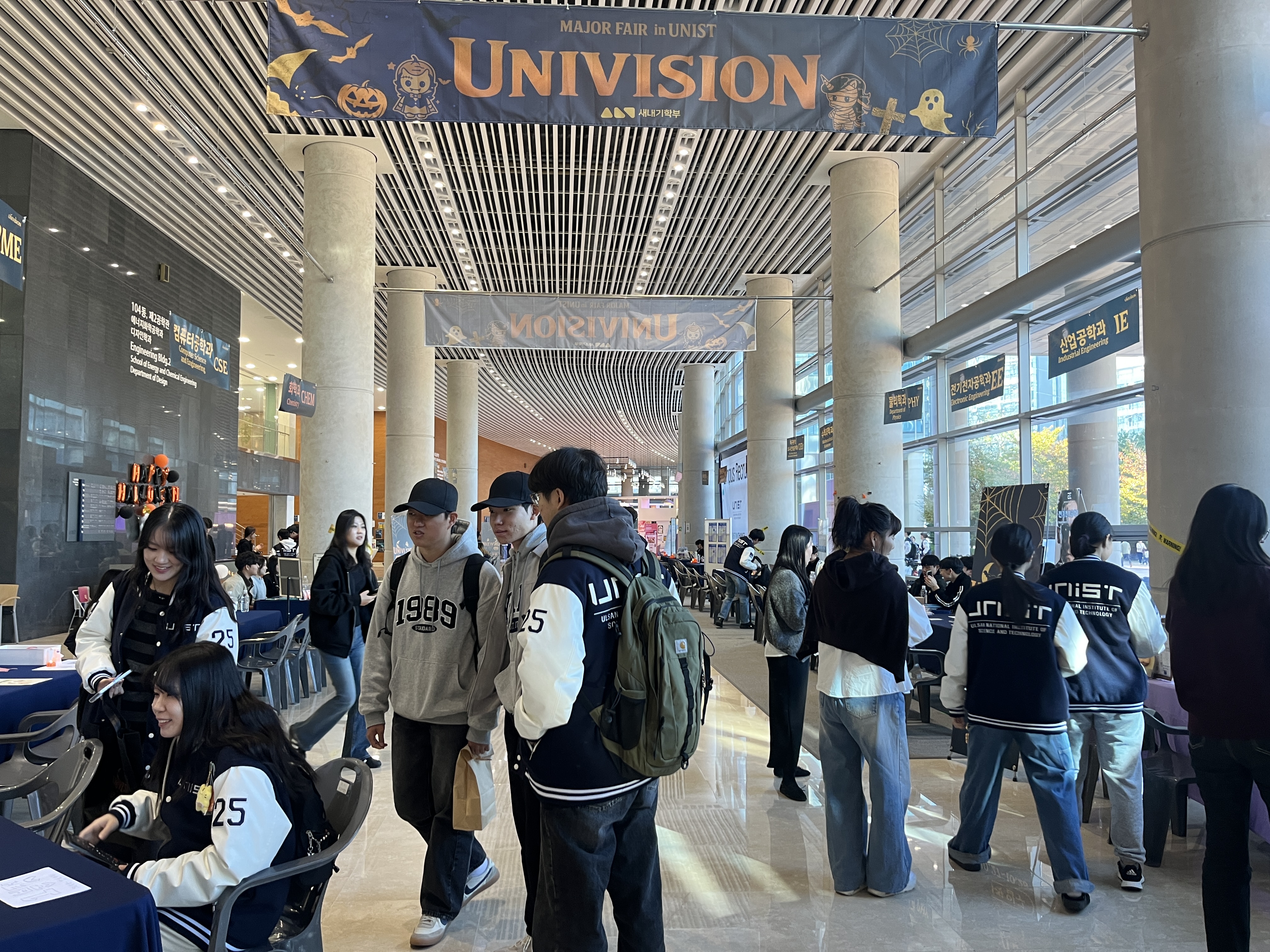 At UNIVISION 2025, which welcomed over 200 freshmen, more than 60 senior students hosted consultation booths. | Image Credit: School of New UNISTars