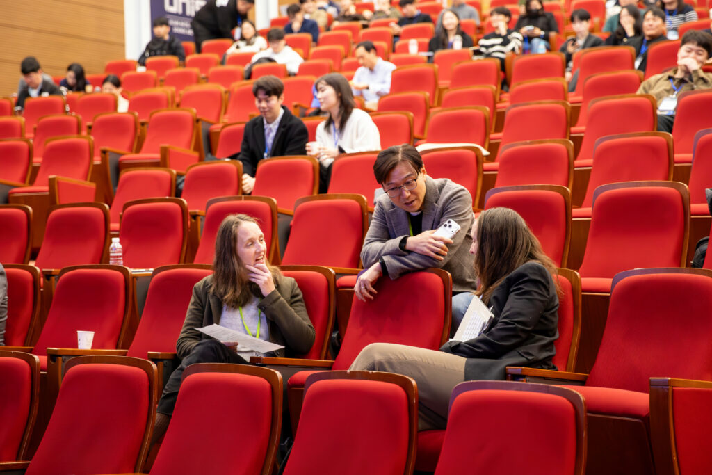 Professor Youngkook Kwon (UNIST), Professor Kelsey Hatzell (Princeton University), and Professor Marta Hatzell (Georgia Institute of Technology) engage in discussion during a break at UEPS 2025.